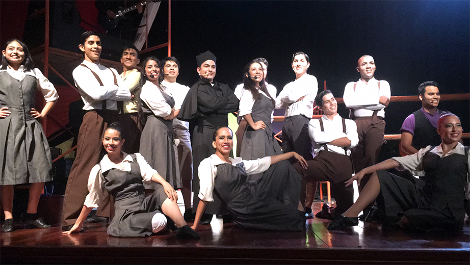 Estudiantes de la Sede Guayaquil presentando el Musical de Don Bosco en el teatro universitario Carlos Crespi de la Sede Cuenca