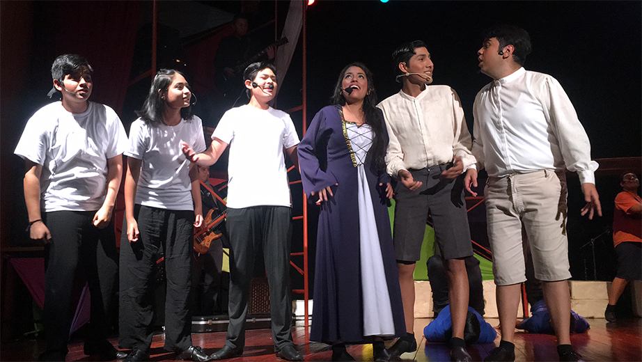Estudiantes de la Sede Guayaquil presentando el Musical de Don Bosco en el teatro universitario Carlos Crespi de la Sede Cuenca