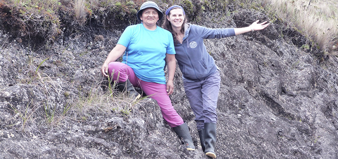 Noemi Bottasso junto a Mama Delfa Iñamagua, identificando plantas medicinales