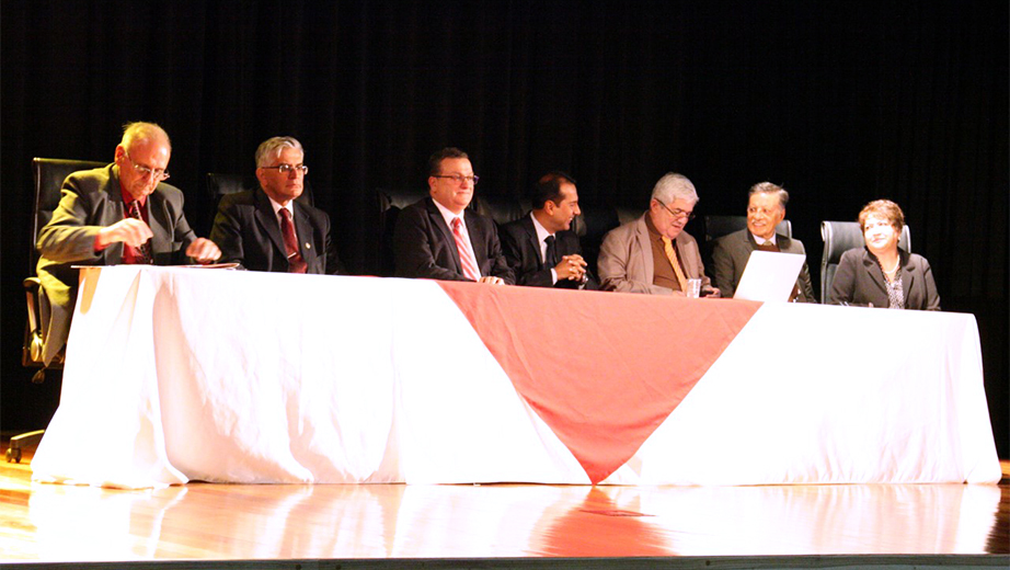Mesa directiva (desde la derecha): Lola Vázquez, César Hermida, Enrique Santos, Luis Tobar, José Juncosa, Alberto Celi y Homelio Boroto