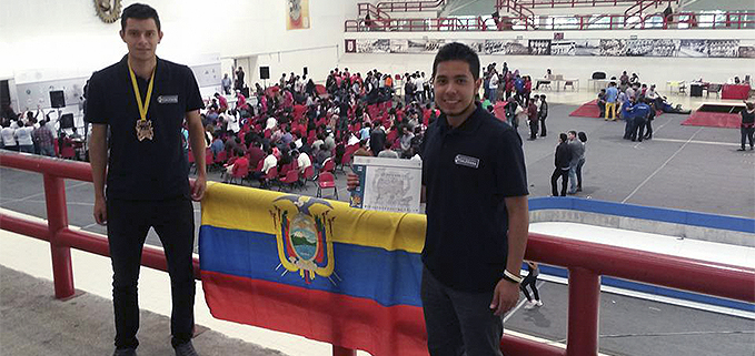 Julio Cabrera (Electrónica) y Kevin Mosquera (Mecatrónica) estudiantes de la UPS sede Cuenca, ganadores de la de la medalla de bronce en el Concurso Internacional de Robótica organizado por el IPN- México con el Robot