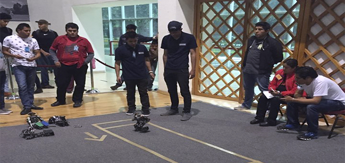 Julio Cabrera y Kevin Mosquera estudiantes de la UPS sede Cuenca, participando en el Concurso Internacional de Robótica organizado por el  IPN- México con el Robot 