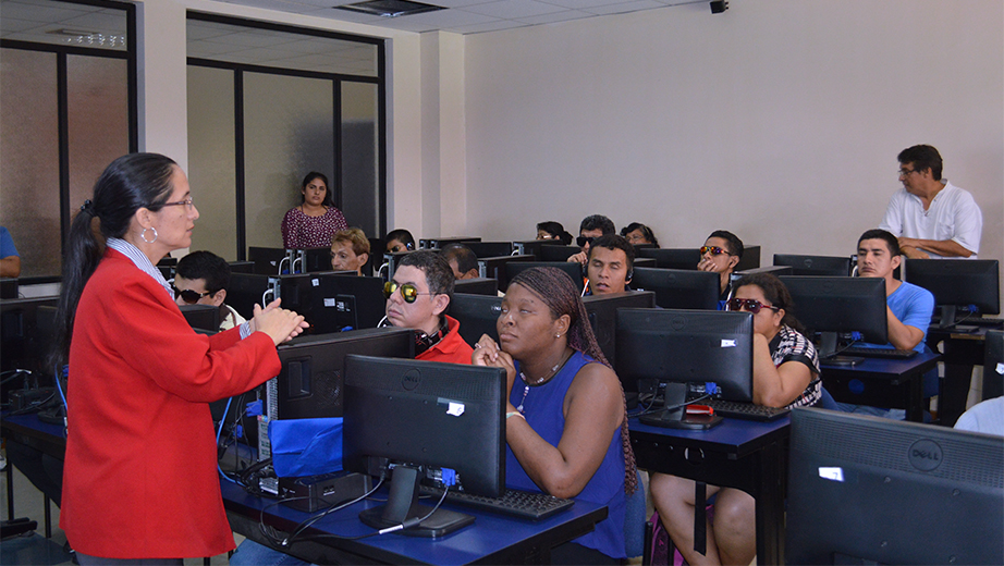 MSc. Alice Naranjo durante su intervención en el taller