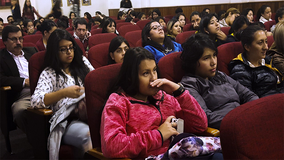 Estudiantes y docentes en la presentación del libro 