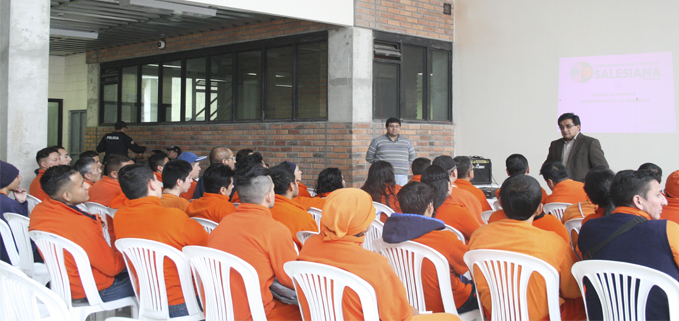 Vicerrector de la UPS sede Cuenca, César Vásquez motivando las personas privadas de la libertad del CRS a estudiar una carrera de pregrado.
