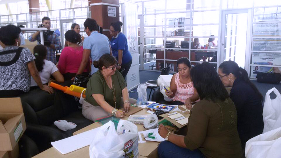 Profesores de la UPS realizando materiales didácticos