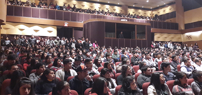 Estudiantes reciben clases en el Teatro y Auditorio institucional