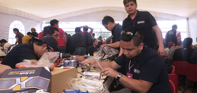 Estudiantes de la UPS Sede Cuenca preparando sus prototipos para la participación en el concurso