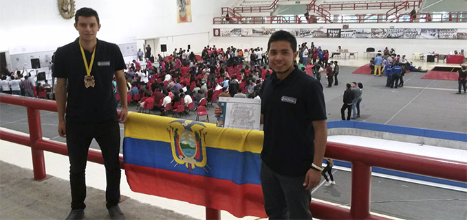 Estudiantes ganadores de la medalla de bronce en la categoría TRYTA con su robot Arrow