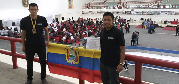 Estudiantes ganadores de la medalla de bronce en la categoría TRYTA con su robot Arrow