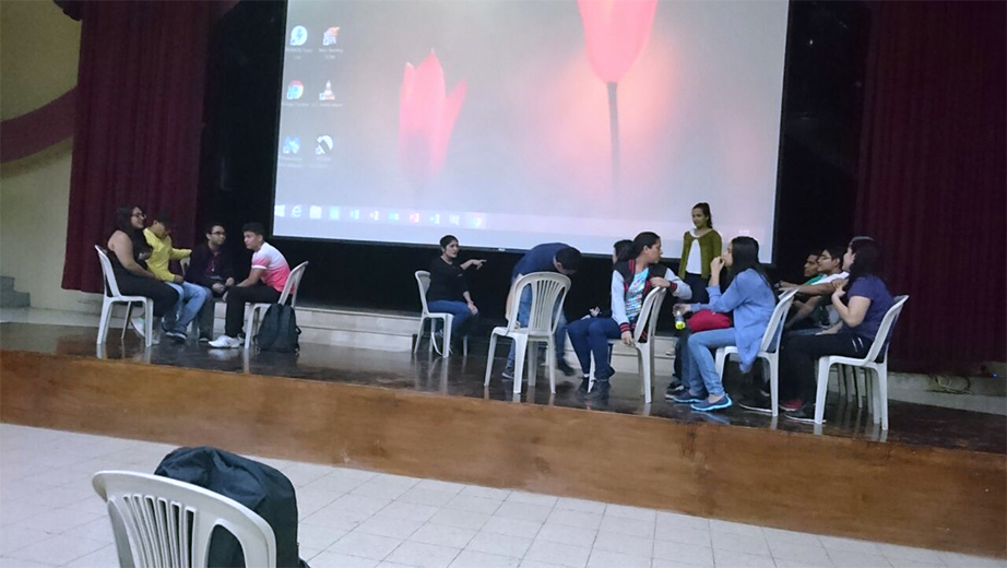 Estudiantes realizando actividades de recreación