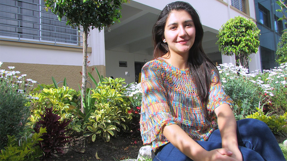 La estudiante Sofía Pineda ganadora del primer premio en el Concurso Cartas a un Autor en homenaje a Maritza Montero