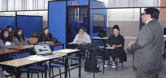 Vicerrector de la UPS sede Cuenca, César Vásquez, presentado el proyecto a los estudiantes de 7° ciclo de la carrera de Comunicación Social