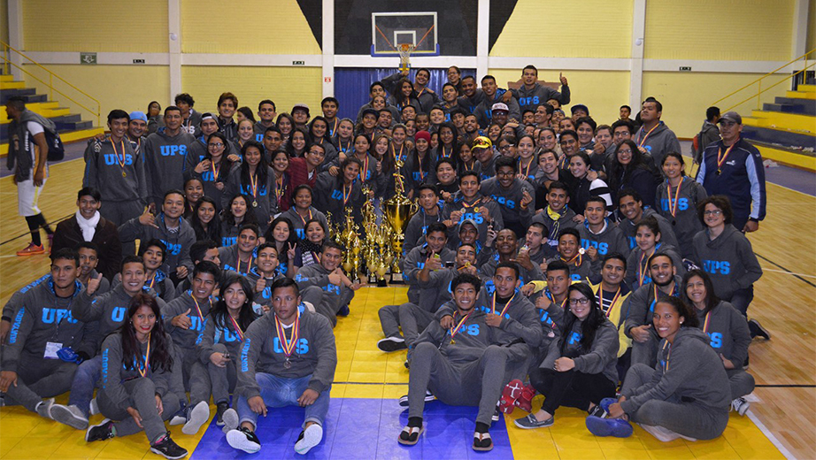 Deportistas de la sede Guayaquil con el trofeo de campeón de las Intersedes 2017