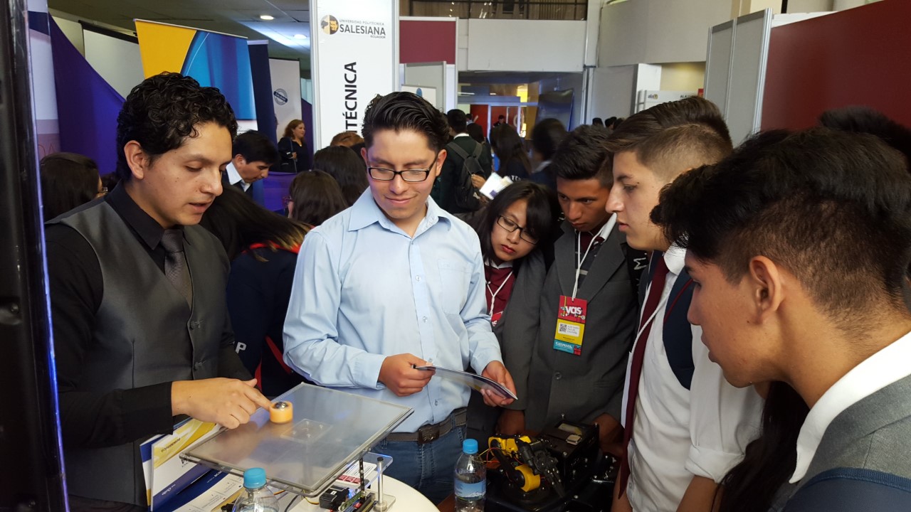 Estudiantes de la carrera de Electrónica y Automatización explican a los estudiantes del Colegio Montúfar el funcionamiento del Robotino