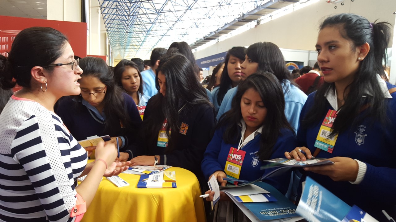 Personal de la Unidad de Admisión y Nivelación, durante la explicación del proceso de inscripciones