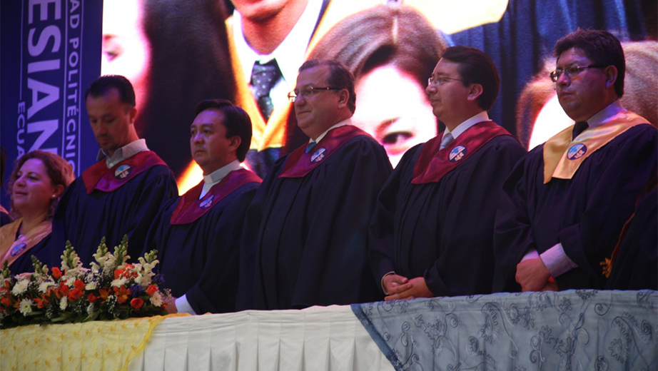 Mesa directiva (de izq). Patricio Benavides, P. Juan Cárdenas, José Juncosa, P. Robert García, Fernando Pesantez y directora María del Carmen Ramírez