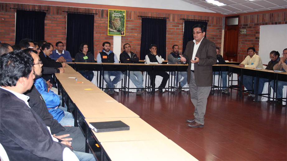 Vicerrector de la Sede Cuenca, Cesar Vasquéz, en la presentación de la charla sobre inteligencia emocional