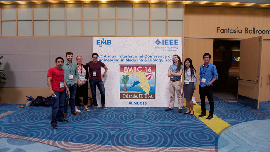 Alexander Bermeo en la 38ª Conferencia Internacional Anual de la Sociedad IEEE de Ingeniería en Medicina y Biología (EMBC'16) con un grupo de expositores