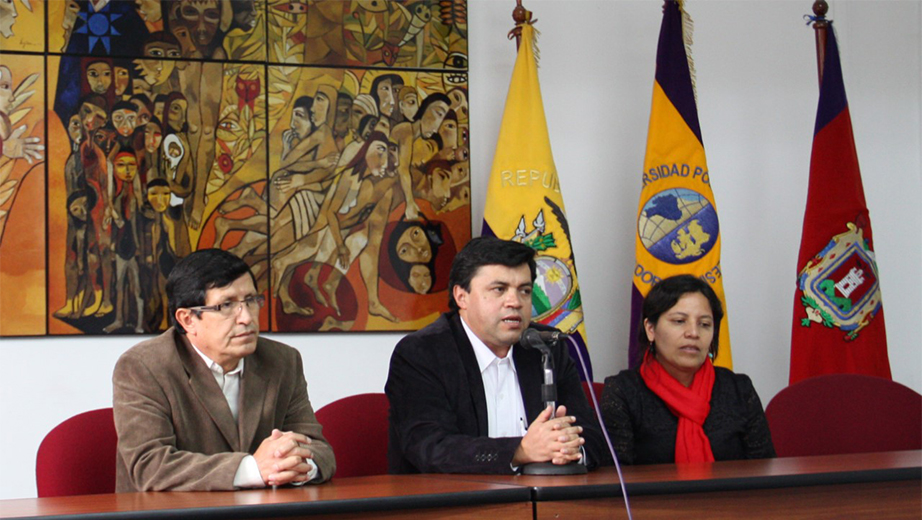 Mesa directiva (de izq.): Dr. Edgar Tello, Dr. Pablo Ortiz y Karina Wanuz