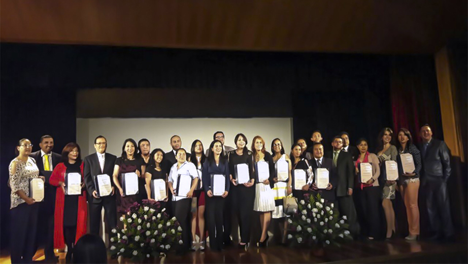 Participantes reciben su certificado de aprobación del curso