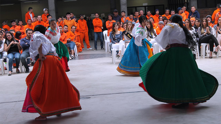 Grupo Sinchi Warmikuna (Mujeres valientes) del Centro de Rehabilitación Social de Turi