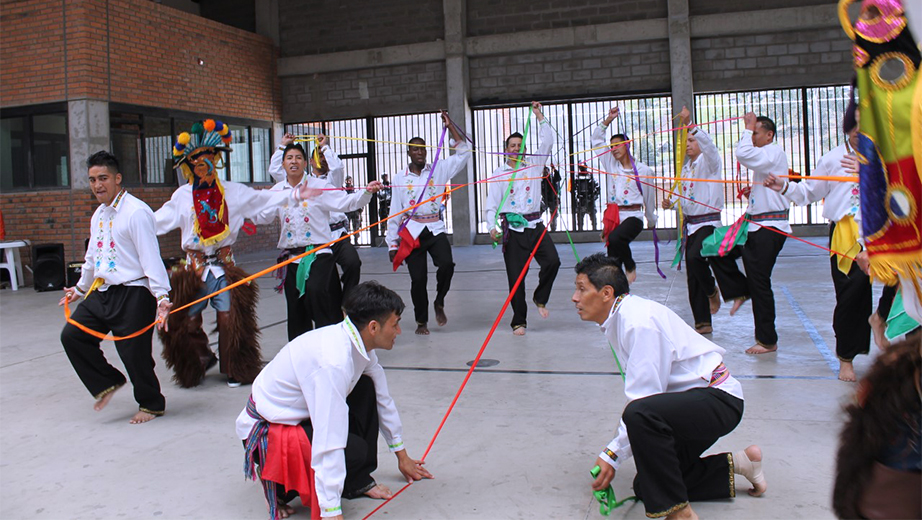 Presentación del Mushuk Pakari (Nuevo amanecer) en el baile del Tucumán