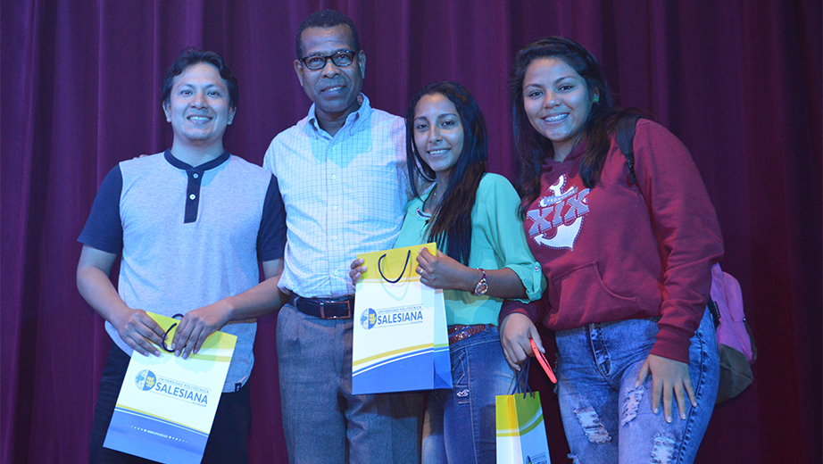 Estudiantes recibieron premios por su participación en redes sociales