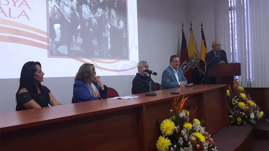Mesa directiva: (de izq.) Gabriela Astudillo, Milagros Aguirre, P. Juan Bottasso, José Juncosa y P. Javier Herrán