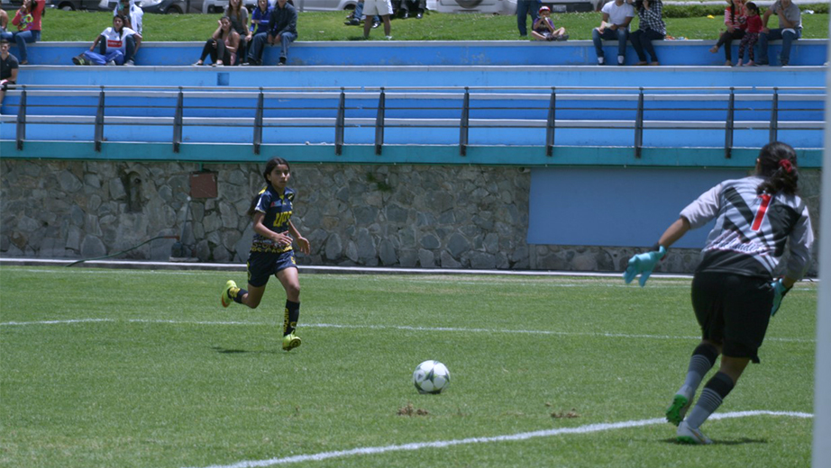 Jenny Estrada de Las Carneras en un acción de ataque frente a la portera Shirley Berruz