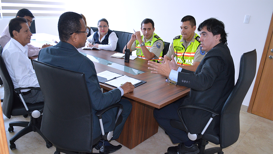 Autoridades de la UPS y Policía Nacional durante la reunión de planificación