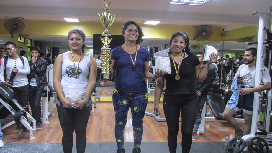 (de izq.) Ganadoras del levantamiento de potencia (mujeres): 2do lugar Magaly Zumba (Biotecnología), 1er lugar Irene Veintimilla (Antropología), y 3er lugar, Johana Tipán (Pedagogía)