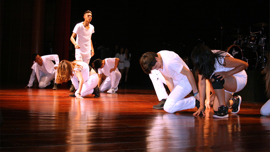 Show por parte del grupo de Baile Moderno de la UPS Sede Cuenca