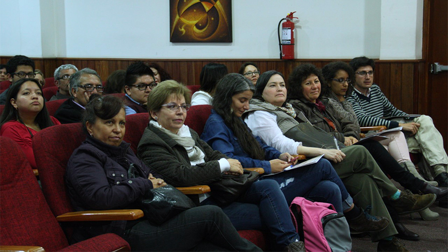 Estudiante, graduados y profesores de la carrera de Antropología Aplicada, auditorio Cándido Rada, campus El Girón