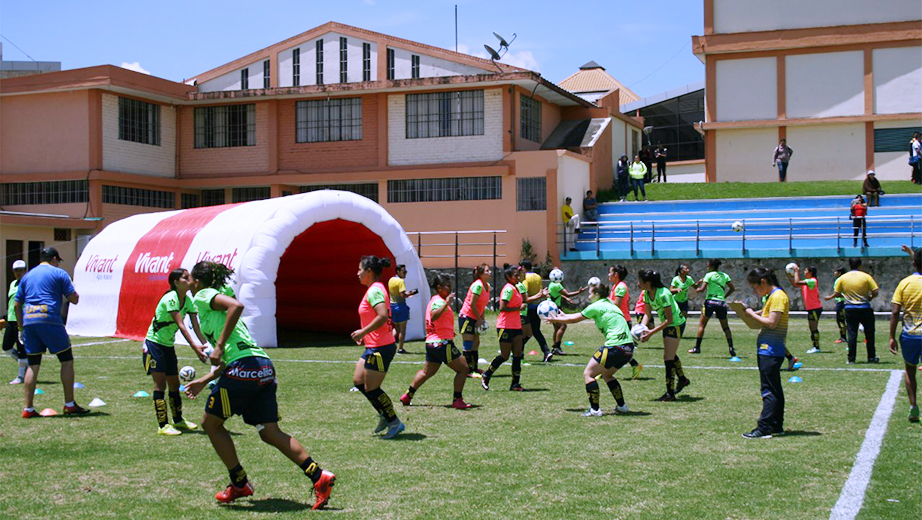 Equipo Carnernas durante los entrenamientos en la cancha de la UPS