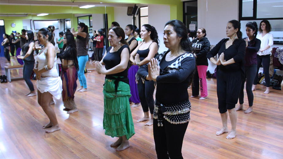 Taller: Fundamentos del método Danza Oriental Terapéutica (DOT). Estudiantes y docentes de la UPS, y bailarinas profesionales durante el espacio experimental de reencuentro con sus cuerpos en movimiento