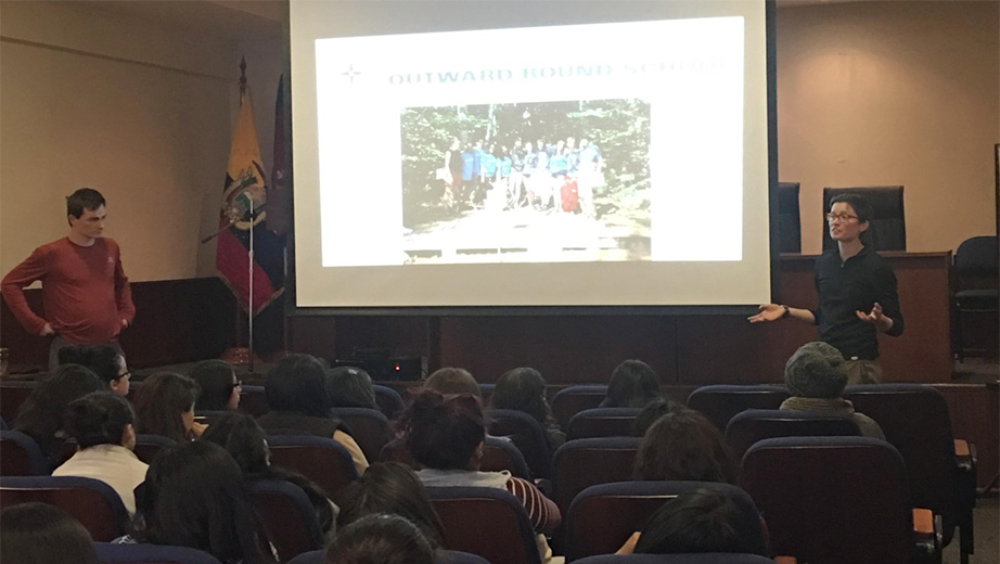 (izq.) Keaton Nager (Stanford University) y Honora Spicer (Harvard University) durante la conferencia con los estudiantes de Pedagogía