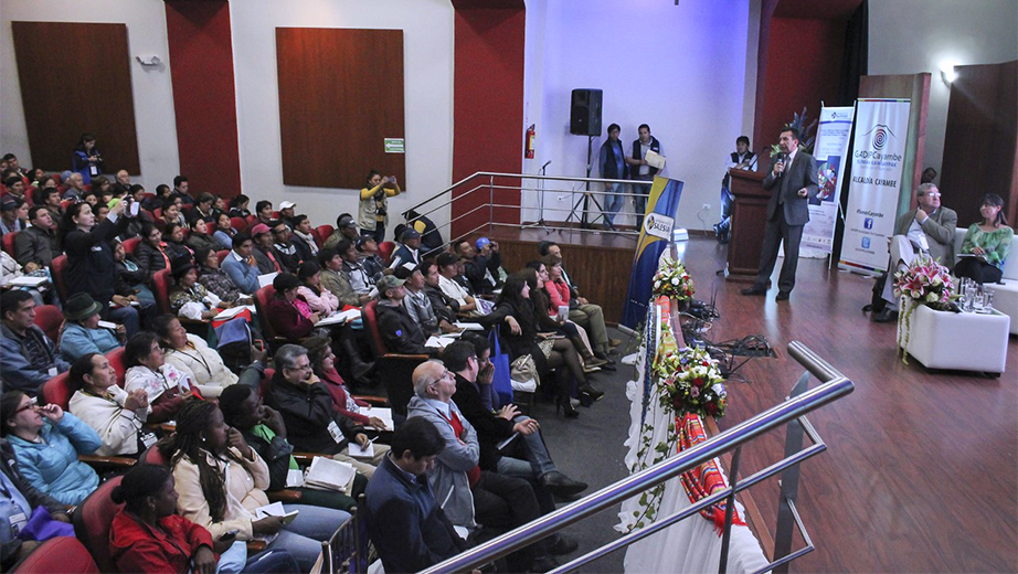 Asistentes durante la inauguración del encuentro nacional, Teatro Luis Felipe Borja del Municipio de Cayambe