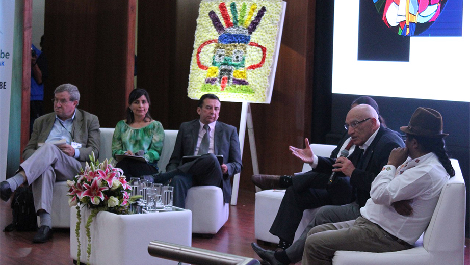 P. Javier Herrán responde a las preguntas de los asistenteS acerca del tema economía popular y solidaria