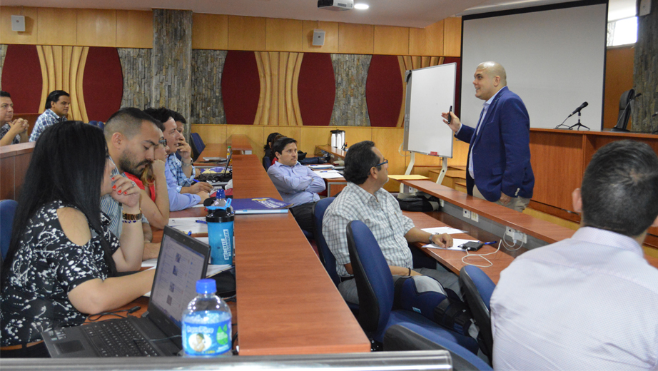 Investigadores de la Sede Guayaquil durante el seminario con el Ph.D. Luis Miguel Romero.