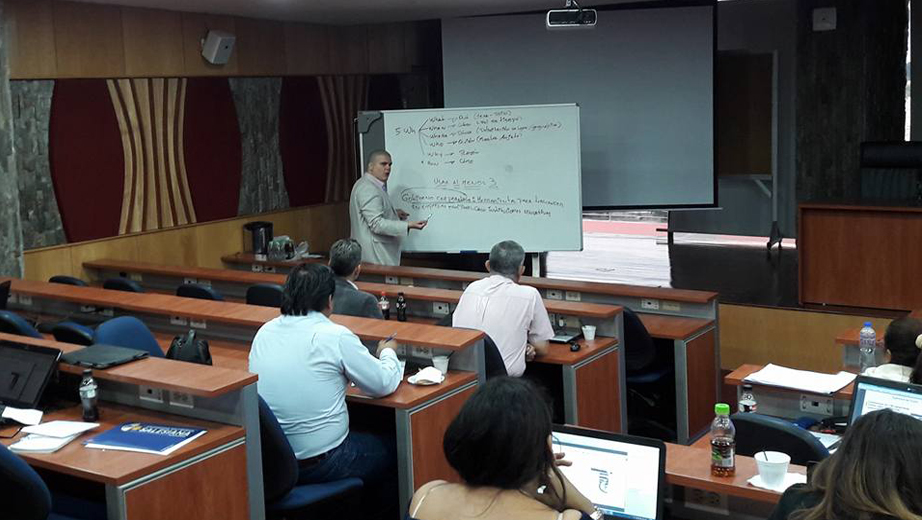 Investigadores de la Sede Guayaquil durante el seminario con el Ph.D. Luis Miguel Romero.