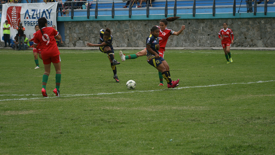 Andrea Pesantez attempting to score a goal