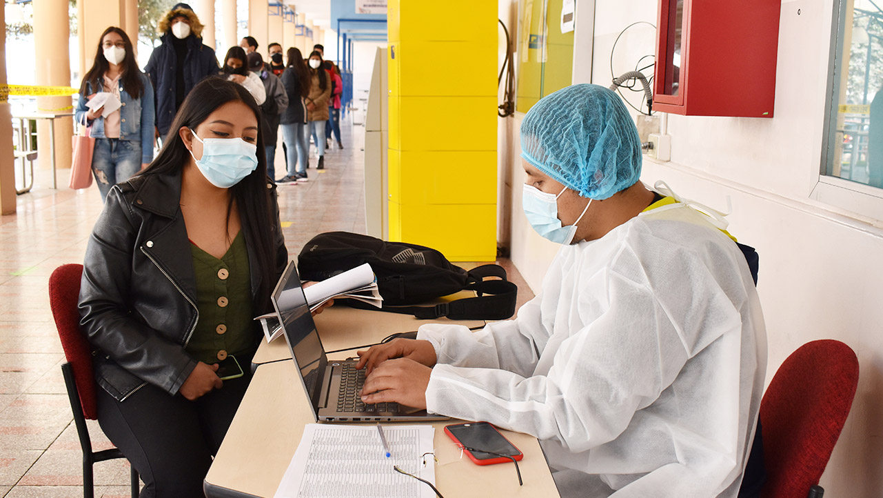 Proceso de vacunación en el campus El Girón de la sede Quito