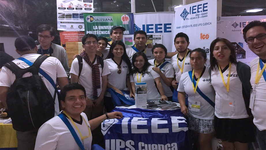 Estudiantes del IEEE-UPS-Cuenca en la