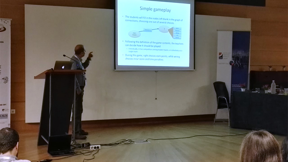 El profesor Gustavo Bravo durante su presentación en la investigación SMAP 2016