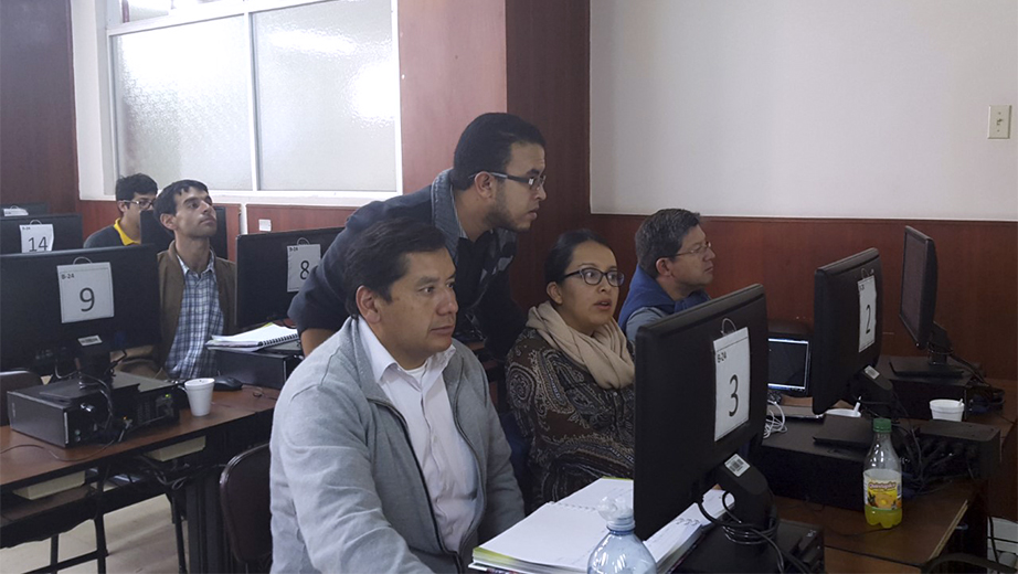 Guillermo Armenta durante la explicación del lenguaje R en los laboratorios del CECASIG