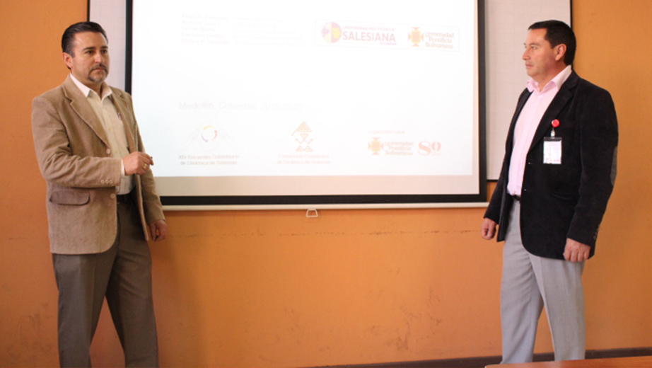 Investigadores Nelson Jara y Frank Reinoso en el momento de la disertación de sus dos proyectos.