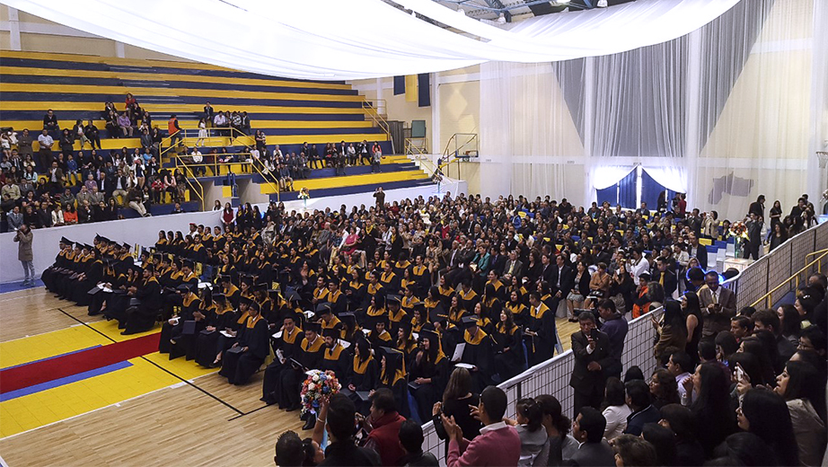 Familiares y amigos de los graduados, coliseo, campus El Girón