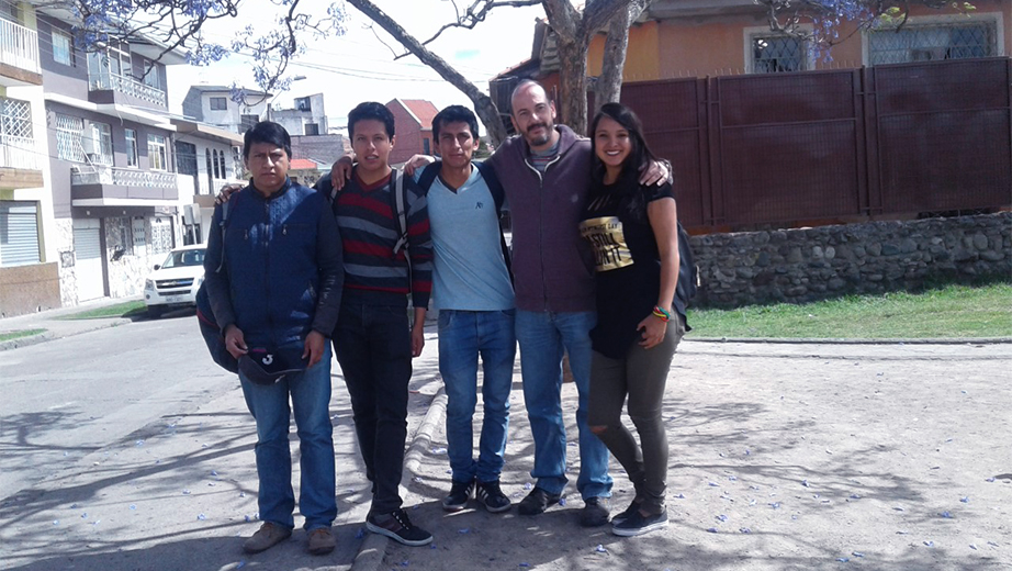 Equipo de estudiantes de Comunicación Social parte del proyecto acompañado por Pedro Colangelo, docente responsable