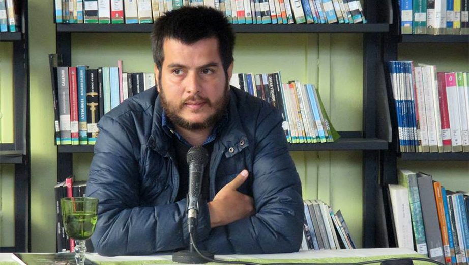 El MSc. Augusto Rodríguez durante la presentación del proyecto Literatura en Movimiento en Chile